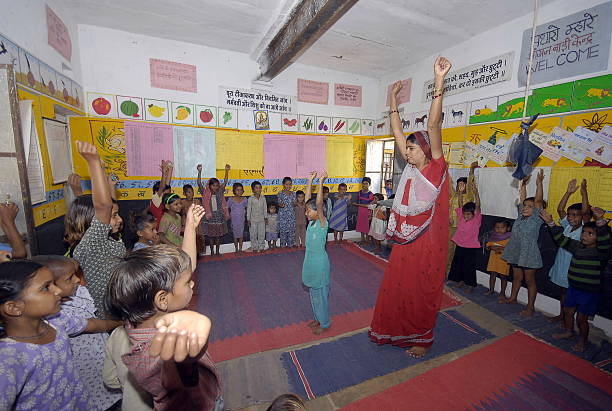 आंगनवाड़ी, छात्रावासों का दौरा